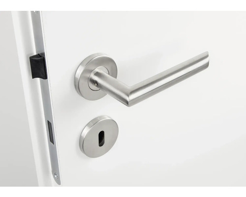 Roestvrijstalen deurbeslag op een witte deur