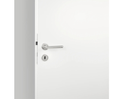Witte binnendeur met zilverkleurige deurklink en slot