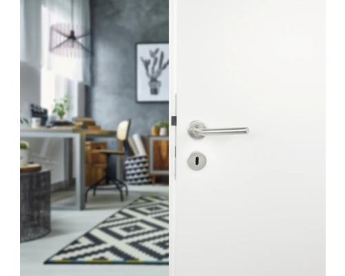 Open witte deur met zilveren deurklink voor een woonkamer