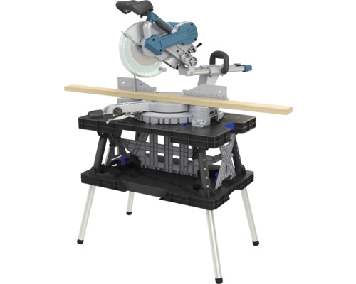 Afkort- en verstekzaag op werktafel met houten werkstuk