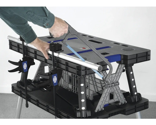 Pijp wordt gezaagd met een metaalzaag op een werkbank