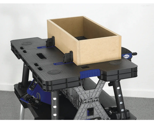 Werkbank met houten kist bevestigd