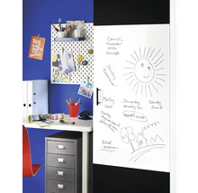 Bureau met pegboard, whiteboard en ladeblok in een werkkamer