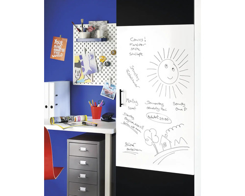 Bureau met pegboard, whiteboard en ladeblok in een werkkamer