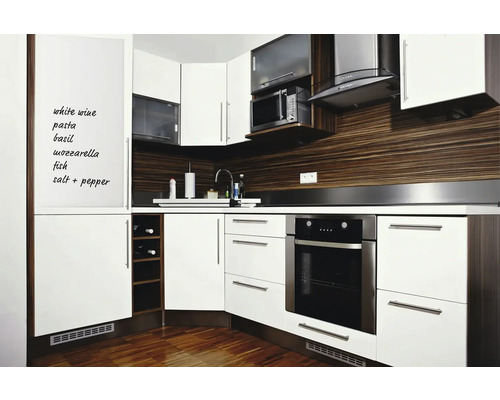 Lichte keuken met moderne keukenkasten, ingebouwde oven en schoolbord