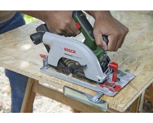 Accucirkelzaag in gebruik bij het zagen van hout