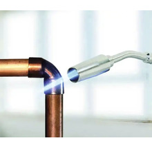 Hardsolderen van koperen buis met een soldeerbrander.