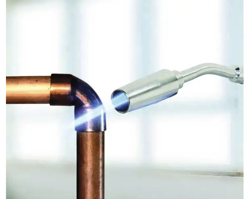 Hardsolderen van koperen buis met een soldeerbrander.
