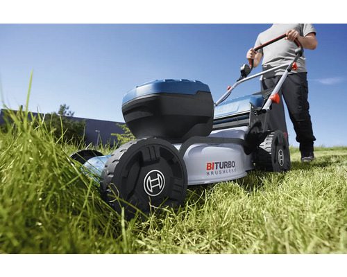 Accugrasmaaier die gazon maait in de tuin