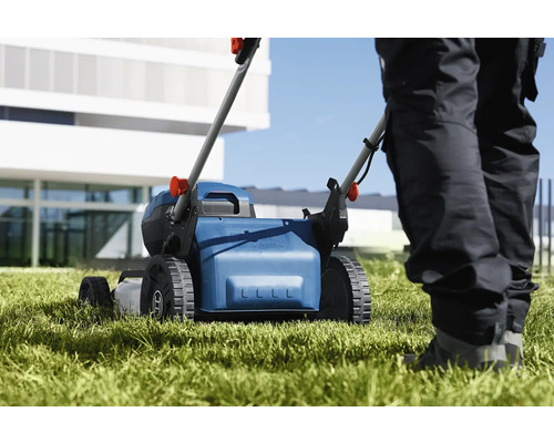 Grasmaaier in gebruik op een gazon.