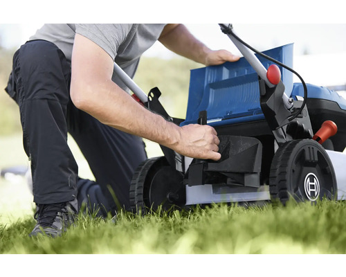 Een persoon bereidt een grasmaaier voor op tuinieren