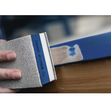 Bosch handschuurblok schuurt een oppervlak