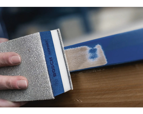 Bosch handschuurblok schuurt een oppervlak