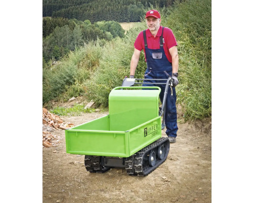 Rupsdumper met bediener op oneffen terrein. Ideaal voor het vervoer van materialen op moeilijk begaanbaar terrein.