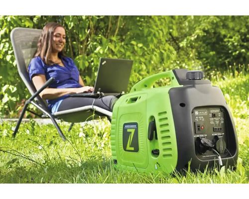 Vrouw gebruikt laptop naast een stroomgenerator in de tuin.