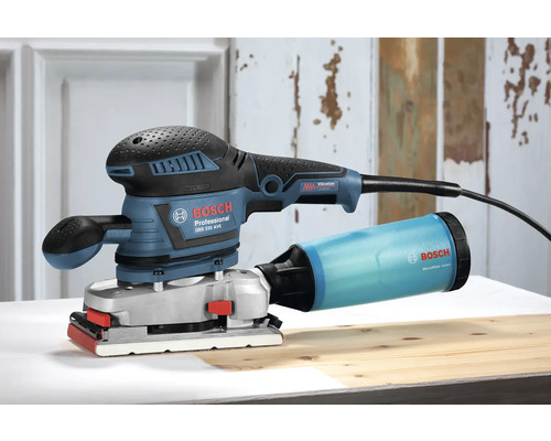 Bosch GSS 230 AVE excentrische schuurmachine met stofafzuiging op een houten tafel