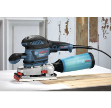 Bosch GSS 230 AVE vlakschuurmachine met stofafzuiging op een houten tafel