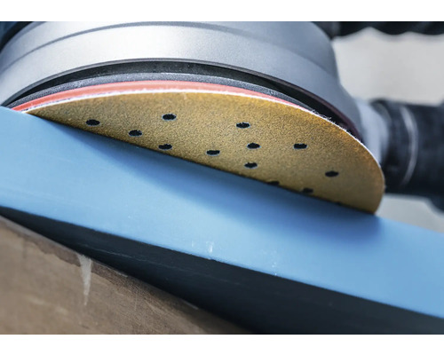 Een schuurmachine schuurt een houten werkstuk.