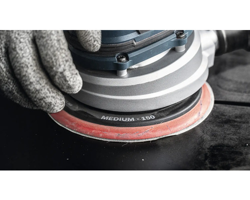 Schuurmachine met schuurpapier korrel 150 in gebruik