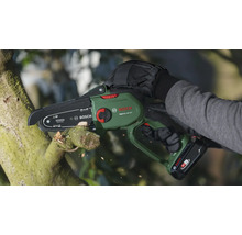 Persoon snoeit tak met accukettingzaag van Bosch