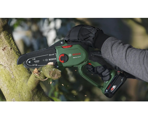 Persoon snoeit tak met accukettingzaag van Bosch