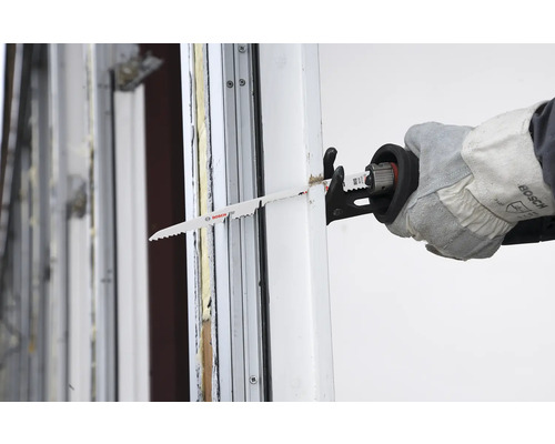 Iemand zaagt een werkstuk met een reciprozaag.