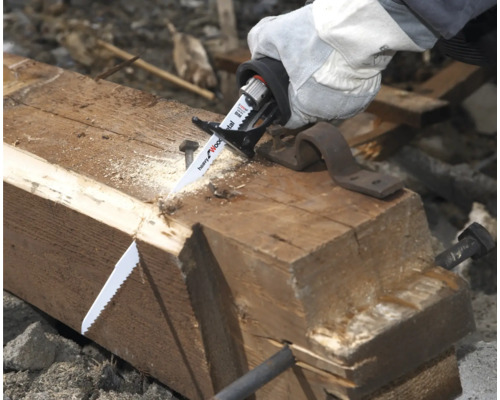 Handzaag snijdt houten balk