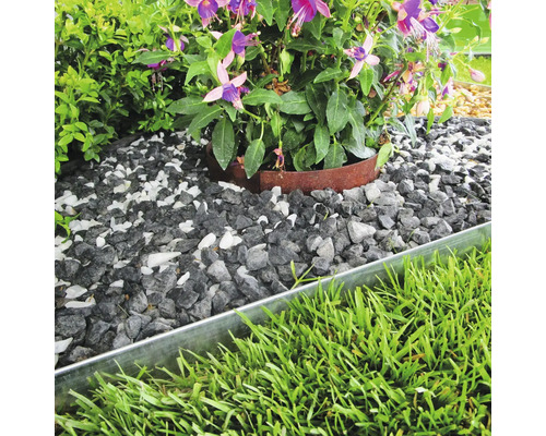 Tuinscene met gazon, siergrind en metalen rand