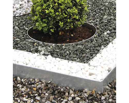 Tuinscene met metalen rand voor planten en grindbed
