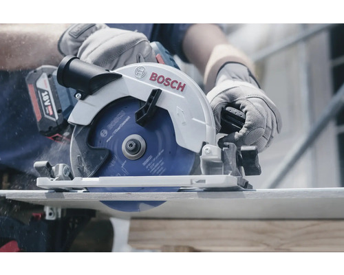 Bosch accucirkelzaag in gebruik bij het zagen van een werkstuk