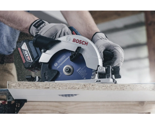 Een handcirkelzaag van Bosch zaagt een werkstuk.
