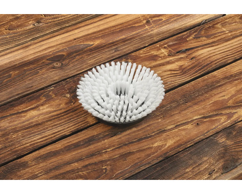 Ronde borstel met borstelharen op houten tafel