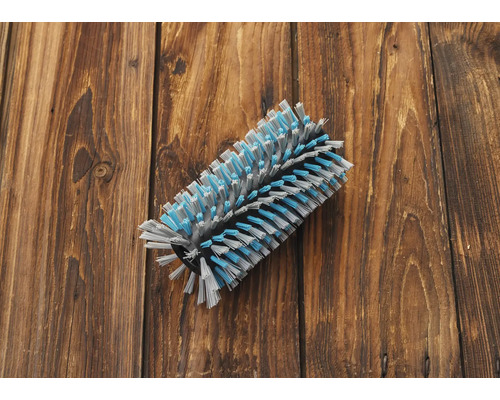 Borstelwals voor reinigingswerkzaamheden op houten achtergrond