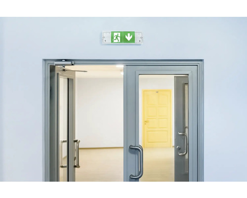 Open deur met nooduitgangbord