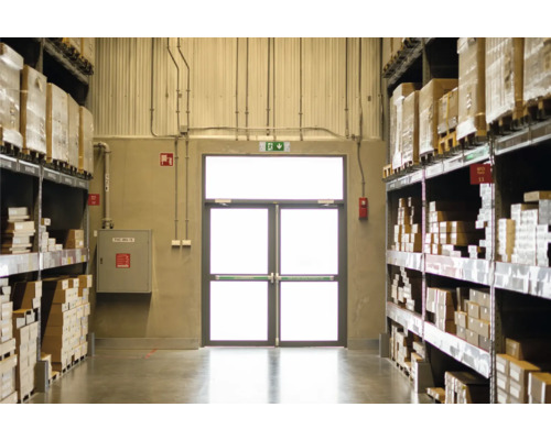 Magazijn met stellingen en nooduitgang