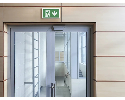 Nooduitgangbord boven een glazen deur