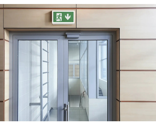 Nooduitgangbord boven een glazen deur