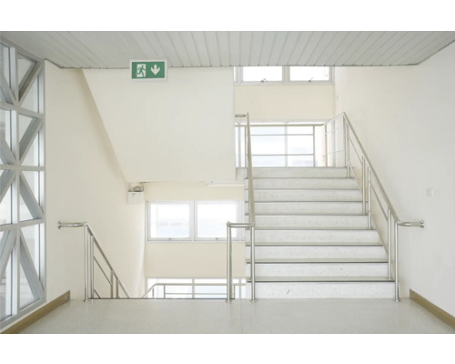 Trappenhuis met trap en nooduitgangbord