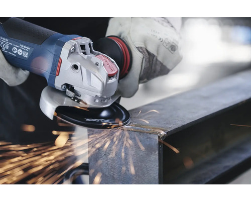 Eenhandige haakse slijper slijpt metaal met vonken