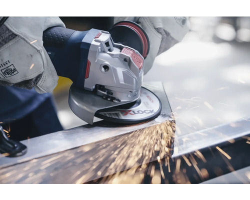 Gebruiker slijpt metaal met een haakse slijper, vonken vliegen eraf