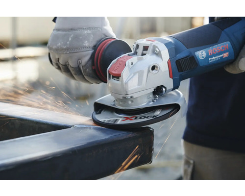 Eénhandshoekslijper slijpt metaal met vonken