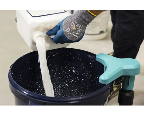 Verf wordt in een emmer met roerwerk gegoten