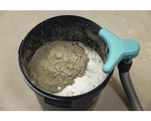 Emmer met aangemaakte mortel en roerwerk