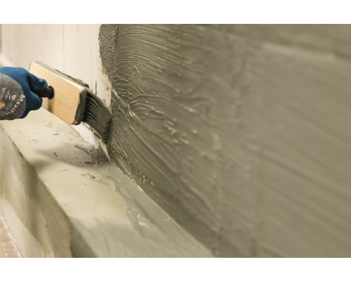 Aanbrengen van afdichtingsslib met een vlakke kwast