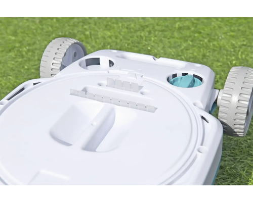 Detailopname van een grasmaaier op gras