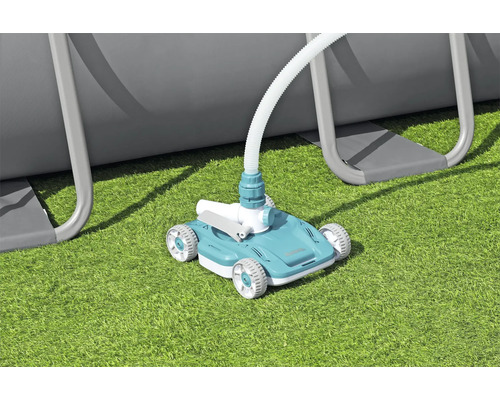 Automatische zwembadreiniger met slang naast een zwembad