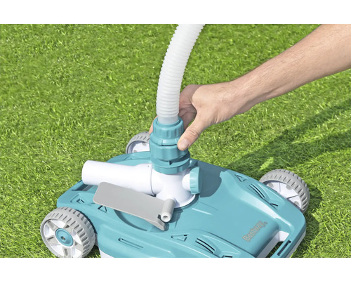 Bestway zwembadreinigingsapparaat met slangaansluiting op gazon