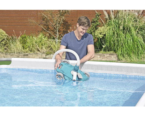 Man plaatst zwembadreiniger in zwembad