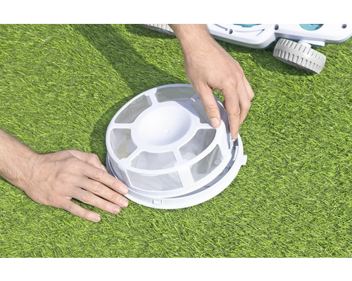 Zwembadroboter filtermand wordt door handen vastgehouden
