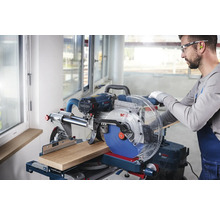Verstekzaag die een stuk hout zaagt, bediend door een vakman